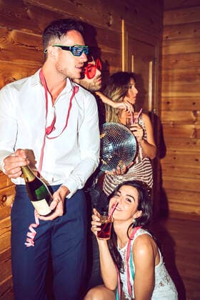 IMAGO Creative: Guten Rutsch Male and female friends having fun in party model released Symbolfoto property released EHF00661