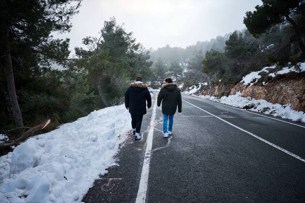 IMAGO Creative: Landleben - Alfresco, Draußen Two friends are walking down a road surrounded by snow Onil, Valencian Community, Spain CR_CRBL200818-474154-01 EDITORIAL USE ONLY ,model released, Symbolfoto