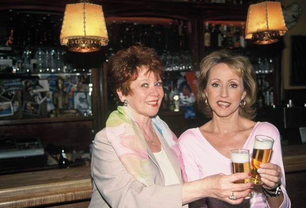Schauspielerin Lotti Krekel und ihre Schwester die Schauspielerin Hildegard Krekel am Set der WDR Serie Anrheiner am 17.04.2002 *** Actress Lotti Krekel and her sister the actress Hildegard Krekel on the set of the WDR series Anrheiner on 17 04 2002