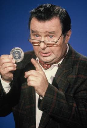 Schauspieler Ernst Herbert Hilbich posiert mit einem 5 Mark Stück 1995 *** Actor Ernst Herbert Hilbich poses with a 5 Mark play 1995