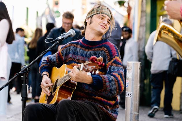 Young man playing guitar in the street Galway, County Galway, Ireland CR_TECM200818-469273-01 ,model released, Symbolfoto