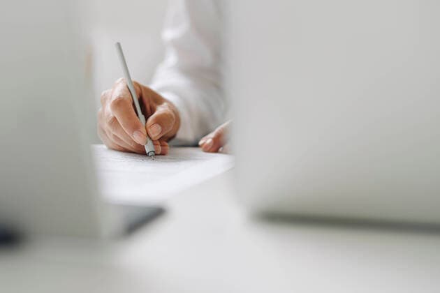 IMAGO Creative: Kreative Renaissance -- der junge Entrepreneur Close-up of female entrepreneur writing on paper at desk in home office model released Symbolfoto property released JOSEF01271