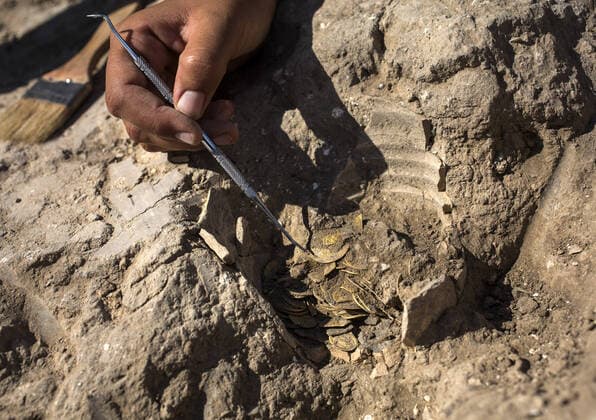 Bilder des Jahres 2020, News 08 August News Themen der Woche KW35 News Bilder des Tages A hoard of 423 gold coins dating to the Abbasid dynasty was discovered at an archeological site in central Israel on Tuesday, August 18, 2020. The excavation is being done by the Israeli Antiquities Authority in an area that was once an industrial area during the Byzantine Period . The coins are said to be 1200 years old . Pool  JER2020082428 HeidixLevine