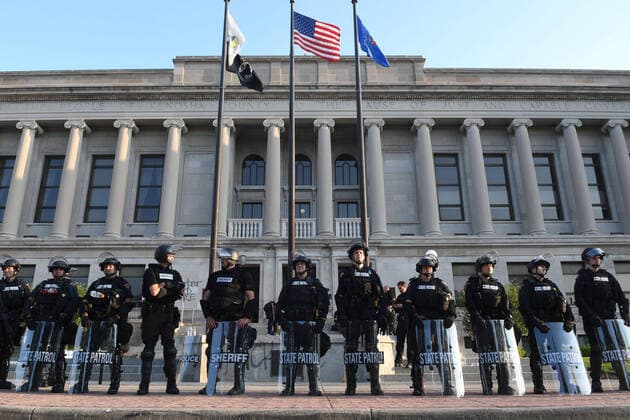 Bilder des Jahres 2020, News 08 August News Themen der Woche KW35 News Bilder des Tages August 24, 2020, Kenosha, Wisconsin, USA: The Kenosha County Court House in downtown Kenosha, Wisconsin is guarded by a phalanx of city police, sheriffÃ¢â‚¬â ¢s deputies, and Wisconsin State Patrol officers early Monday August 24, 2020 after the shooting of Jacob Blake, an African-American man, by a white police officer the day before. Video shows the officer grabbing Blake by his t-shirt from behind as he tried to get in his car, and then shooting him seven times in the back at pointblank range. The shooting, which was condemned by Wisconsin Gov. Tony Evers, was followed by fires and looting downtown. Blake is reported Monday out of surgery and in intensive care. Kenosha USA - ZUMAh154 20200824_znp_h154_014 Copyright: xMarkxHertzbergx