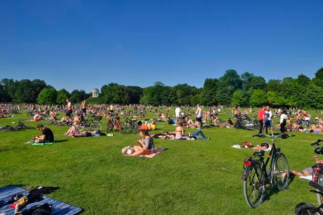  Wiese im Englischen Garten mit Monopteros, München, Bayern, Deutschland, Europa *** Meadow in the English Garden with Monopteros, Munich, Bavaria, Germany, Europe Copyright: imageBROKER/MAL iblmla05830418.jpg