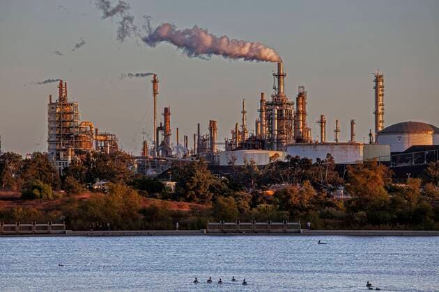 Phillips 66 oil refinery from Ken Malloy Harbor Regional Park, Wilmington, California, USA PeterxBennett 900_08_us_ca_41_1423