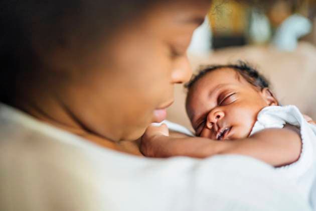 IMAGO Creative: Neue Aussichten IMAGO Creative: 2021 Favoriten Close-up of mother carrying sleeping newborn daughter at home model released Symbolfoto OCMF01533