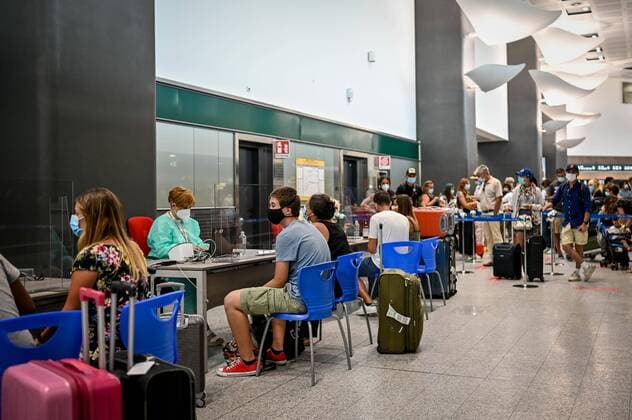 Milan. Covid pads in airports for passengers arriving from Spain, Croatia, Greece and Malta In the photo:  Copyright: xBlufotox xIPAx xFotosickix