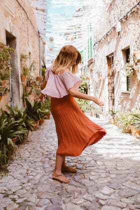 Blonde woman in long skirt dancing in Valdemossa, Majorca. Summertime. Nord de Palma District, PM, Spain CR_DIRR200824D-447813-01 ,model released, Symbolfoto
