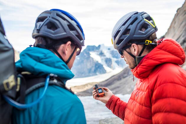 Two climbers use a GPS to navigate mountain terrain. Pangnirtung, NU, Canada CR_JDIP200824B-321204-01 ,model released, Symbolfoto