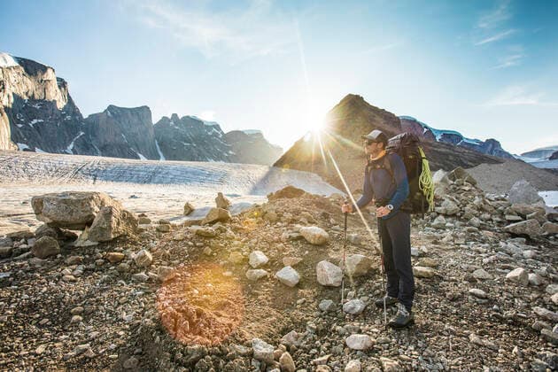 Backpacker standing on glacial moraine in Auyuittuq National Park Pangnirtung, NU, Canada CR_JDIP200824B-321254-01 ,model released, Symbolfoto