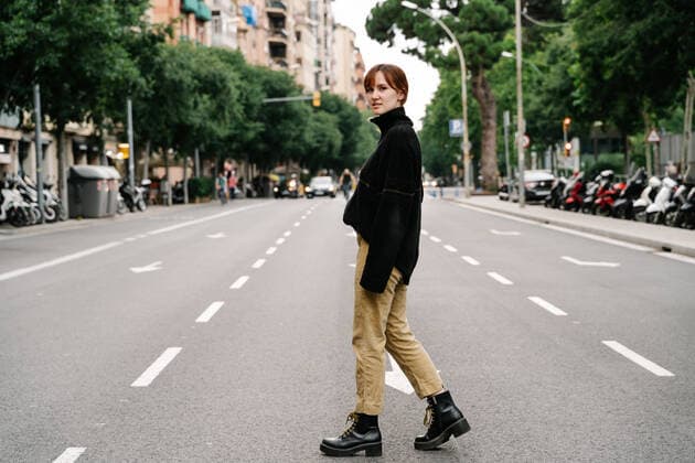 IMAGO Creative: Clickbait, Modetrends urban portrait of a young woman in the middle of the city Barcelona, CT, Spain CR_NKTX200824C-474754-01 ,model released, Symbolfoto ,property released