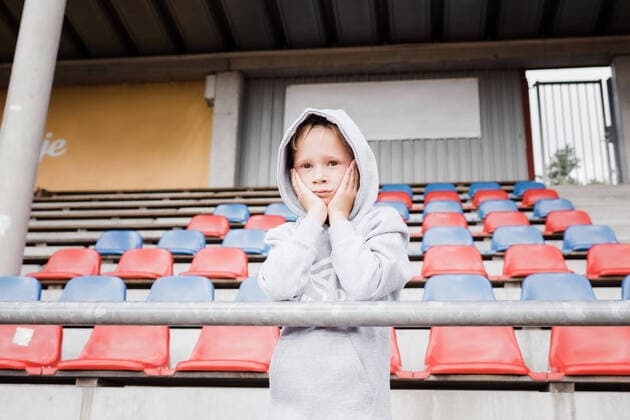boy looking out at a track looking nervous in sports clothes Norrtälje, Stockholm County, Sweden CR_RABE200824-475843-01 ,model released, Symbolfoto