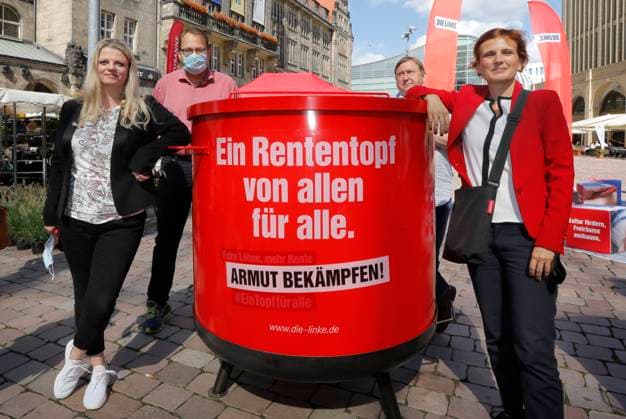 Bilder des Jahres 2020, News 08 August News Themen der Woche KW35 News Bilder des Tages Wahlkampf 25.08.2020, Chemnitz, Neumarkt, Wahlkampf Startschuss der LINKEN Rentenaktion gegen Altersarmut in Sachsen. Katja Kipping, Parteivorsitzende von DIE LINKE, und Susanne Schaper, Landesvorsitzende von DIE LINKE und OB- Kandidatin in Chemnitz, wollen in einer Gesprächsrunde zum Thema Rente und Altersarmut mit Bürgern ins Gespräch kommen. Foto: links Susanne Schaper, rechts Katja Kipping am Rententopf Chemnitz Sachsen BRD *** Election campaign 25 08 2020, Chemnitz, Neumarkt, election campaign Starting signal of the LEFT pension campaign against old-age poverty in Saxony Katja Kipping, party chairwoman of DIE LINKE, and Susanne Schaper, regional chairwoman of DIE LINKE and OB candidate in Chemnitz, want to get into conversation with
