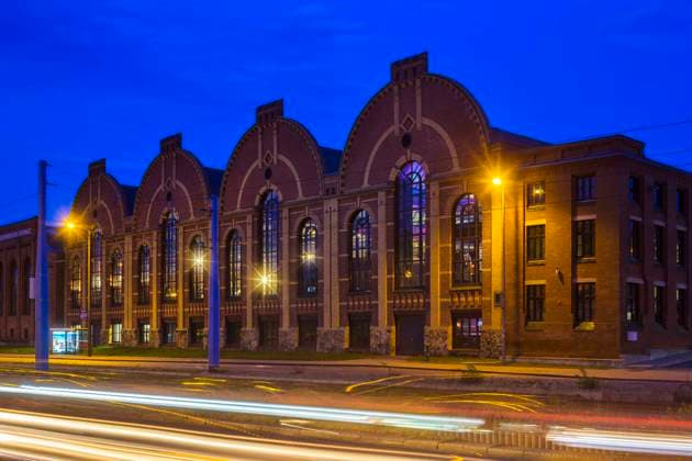 In der neuen Dauerausstellung im Sächsischen Industriemuseum Chemnitz werden Exponate aus 220 Jahren sächsischer Industriegeschichte - vom Bergbau und der Textilindustrie über den Maschinen- und Automobilbau, bis hin zu den sozialen Folgen der Industrialisierung - präsentiert. Ästhetisches Highlight ist ein durch die gesamte Halle laufendes silbernes Band, auf dem sich eine Auswahl herausragender sächsischer Erzeugnisse und Erfindungen befindet. Erstaunlich, was alles aus Sachsen kommt und welche neuen Entwicklungen der Freistaat zu bieten hat. Der Freistaat Sachsen hat die Einrichtung der neuen dauerhaften Darstellung mit insgesamt 2 Millionen Euro gefördert 2013 flossen 300.000 Euro und im letzten Jahr 1,7 Millionen Euro für