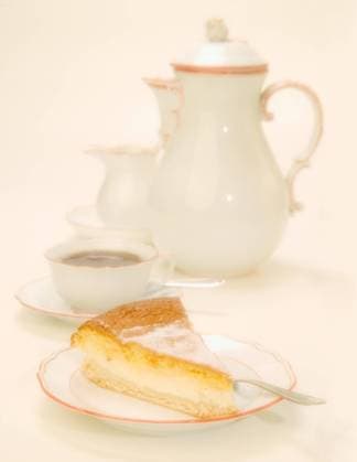 Die Dresdner Eierschecke (Knetteig mit Quarkmasse, darauf eine dickschaumigen Mischung aus saurer Sahne, Ei und Vanillezucker), zaehlt zu den typisch saechsischen Spezialitaeten, und wird natuerlich mit einer Tasse Bohnenkaffee auf Meissner Porzellan serviert. Dresden Sachsen GERMANY *** The Dresdner Eierschecke kneaded dough with curd mixture, on top of a thick foamy mixture of sour cream, egg and vanilla sugar, is one of the typical Saxon specialities, and is of course served with a cup of coffee on Meissen porcelain Dresden Sachsen GERMANY