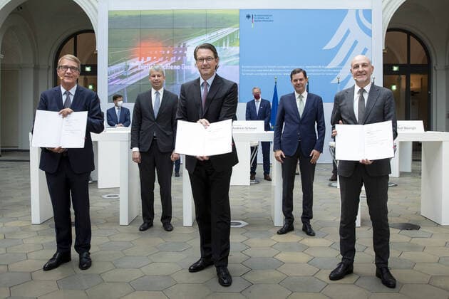 Bilder des Jahres 2020, News 08 August News Themen der Woche KW35 News Bilder des Tages V.l.n.r: DB-Infrastrukturvorstand Ronald Pofalla, Steffen Bilger, Parlamentarischer Staatssekretaer beim Bundesminister fuer Verkehr und digitale Infrastruktur, Bundesverkehrsminister Andreas Scheuer, CSU, Michael Guentner, Staatssekretaer im Bundesministerium fuer Verkehr und digitale Infrastruktur und Rolf Boesinger, Staatssekretaer im Bundesministerium der Finanzen aufgenommen im Rahmen des Starts des Vorzeigeprojektes fuer die Digitale Schiene. Hier im Rahmen der Unterzeichnung einer Finanzierungsvereinbarung. Berlin, 25.08.2020. Berlin Deutschland *** V l n r DB Board Member for Infrastructure Ronald Pofalla, Steffen Bilger, Parliamentary State Secretary at the Federal Ministry of Transport and Digital Infrastructure, Federal Ministe Copyright: xJaninexSchmitz photothek.netx