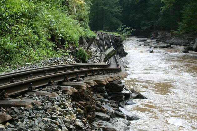 Rabenauer Grund nach der Flut von 2002. Das Hochwasser im Jahr 2002 war ein als Jahrhunderthochwasser klassifiziertes Flutereignis entlang der Elbe und vieler ihrer Nebenflüsse. Die Ursache der langen und starken Niederschläge war eine seltene Vb-Wetterlage, das sommerliche Tiefdruckgebiet ,Ilse,. Im Sommer 2002 traten die Elbe und ihre Zuflüsse über die Ufer. Das Jahrhunderthochwasser hinterließ eine Schneise der Verwüstung. Tausende Menschen verloren ihr Hab und Gut. Freital Sachsen GERMANY *** Rabenauer Grund after the flood of 2002 The flood of 2002 was a flood event along the Elbe and many of its tributaries classified as the flood of the century The cause of the long and heavy rainfall was a rare Vb weather situation, the summ