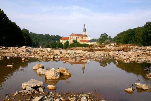 Weesenstein nach der Flut im Jahr 2002 Das Hochwasser im Jahr 2002 war ein als Jahrhunderthochwasser klassifiziertes Flutereignis entlang der Elbe und vieler ihrer Nebenflüsse. Die Ursache der langen und starken Niederschläge war eine seltene Vb-Wetterlage, das sommerliche Tiefdruckgebiet ,Ilse,. Im Sommer 2002 traten die Elbe und ihre Zuflüsse über die Ufer. Das Jahrhunderthochwasser hinterließ eine Schneise der Verwüstung. Tausende Menschen verloren ihr Hab und Gut. Weesenstein Sachsen GERMANY