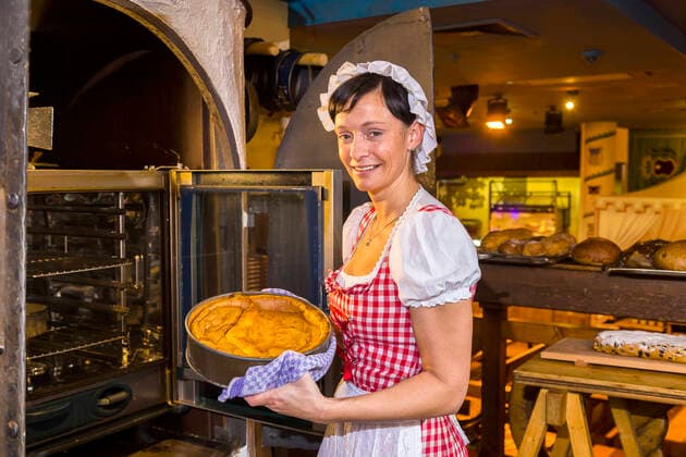 Eine einheitliche sächsische Küche gibt es genauso wenig, wie es eine einheitliche deutsche Küche gibt. Vielmehr ist sie eine Kombination der regionalen Kochtraditionen der einzelnen Regionen oder Landschaften Sachsens wie des Vogtlands, dessen Küche viele Einflüsse des Thüringischen und Fränkischen auszeichnet, des Erzgebirges oder der Oberlausitz. Zubereitung und den Essgewohnheiten anzutreffen. Die Küche ist eher als deftig zu bewerten, verfügt über typisch mitteldeutsche Eigenarten, wie eine Vielfalt von Soßen zu Hauptgerichten und den Trend, alternativ zu Kartoffeln, Teigwaren und Reis, Klöße und Knödel zu reichen. Auch der historische Reichtum der Regionen bestimmte die Küche. Die blühenden Städte Dresden und Leipzi