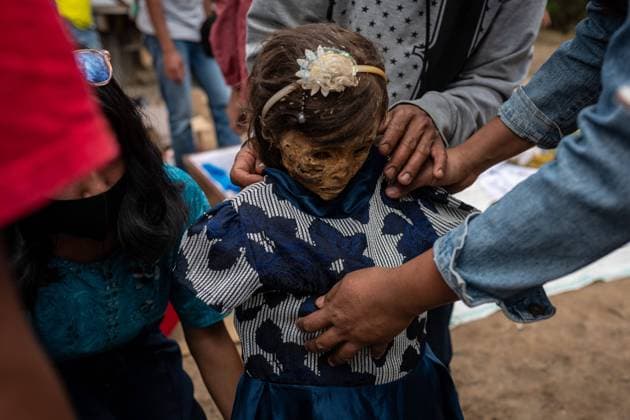 IMAGO Cultures of the world, Toraja Volk in Indonesien August 25, 2020, Nort Toraja, Indonesia: (EDITOR S NOTE: Image depicts death).Family members dressing the preserved body of a relative during the ritual.. Manene is a traditional ritual in Panggala held every three years. Family members gather to clean the graves and change the clothes of their deceased relatives to honour their spirits. The ritual is held before the planting season arrives. Nort Toraja Indonesia - ZUMAs197 20200825_zaa_s197_004 Copyright: xHariandixHafidx