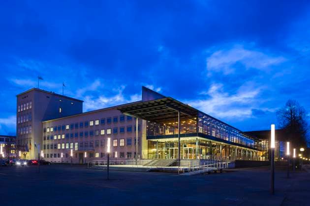Saechsischer Landtag Ehemaliges Gebaeude des Landesfinanzamtes welches zwischen 1928 und 1931 errichtet wurde und wo der Landtag heute seinen Sitz hat. Architekten: 1928-1931, Barthold & Tiede, Stil der Neuen Sachlichkeit schnoerkellos und rein funktionell gestaltet, mit 36 m hohem Turmhaus wegen des unguenstigen Baugrundes und des hohen Grundwasserstandes an diesem elbnahen Standort erhielt das Gebaeude einen Unterbau aus Stahlbetonpfaehlen (ca. 1.000 unter dem Altbau und 176 unter dem Neubau) mit einem Durchmesser von bis zu 1,20 m sowie einer wasserdichten Stahlbetonwanne. Der neue Plenarsaal befindet sich im elbseitigen Neubau, der zwischen 1991 und 1994 nach einem Entwurf des Architekten Peter Kulka entstand. Der Bau des Plenarsaales