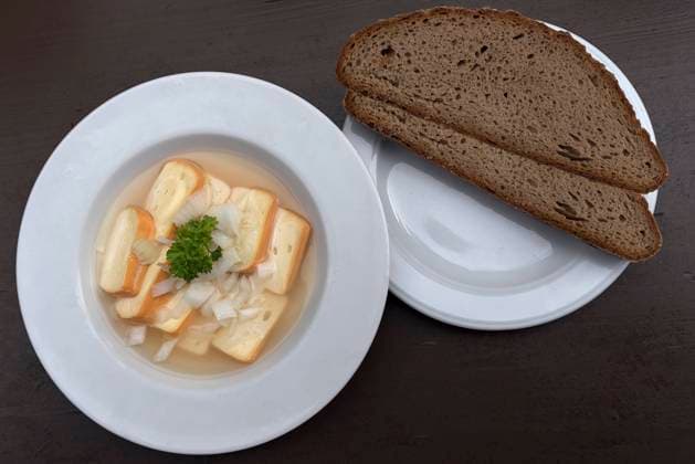 Hessischer Handkäs mit Musik und Brot, serviert auf Teller, Unterfranken, Bayern, Deutschland, Europa *** Hessian hand cheese with music and bread, served on plates, Lower Franconia, Bavaria, Germany, Europe Copyright: imageBROKER HelmutxMeyerxzurxCapellen ibxmzc05843264.jpg