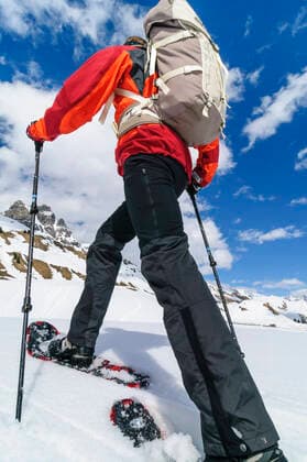 IMAGO Creative: Alternativer Wintersport Schneeschuhwandern im Hochgebirge Zwei junge Leute unternehmen gemeinsam eine entspannte Tour auf Schneeschuhen nahe des Körbersees in Vorarlberg unterwegs mit Schneeschuhen im Winter Schröcken Körbersee Vorarlberg Österreich *** Snowshoe hiking in the high mountains Two young people go on a relaxed tour together on snowshoes near the Körbersee in Vorarlberg on the way with snowshoes in winter Schröcken Körbersee Vorarlberg Austria
