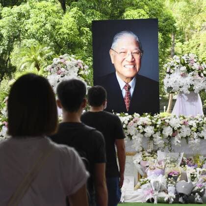 Altar for ex-Taiwan President Lee Teng-hui People line up to pay tribute to Taiwan s late former President Lee Teng-hui at the Taipei Guest House on Aug. 15, 2020. More than 43,000 mourners visited the venue between Aug. 1 and Aug. 16 when an altar was set up there for Lee, who died July 30 at age 97. 