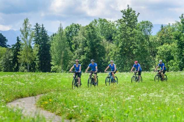 Radtour im Team Radtour im Ostallgäu am Schwaltenweiher mit Freunden und Kollegen, ob mit Mountainbike, Trekking-Bike oder E-Bike ... eine Gruppe Radsportler unterwegs im Grünen Seeg Schwaltenweiher Bayern Deutschland