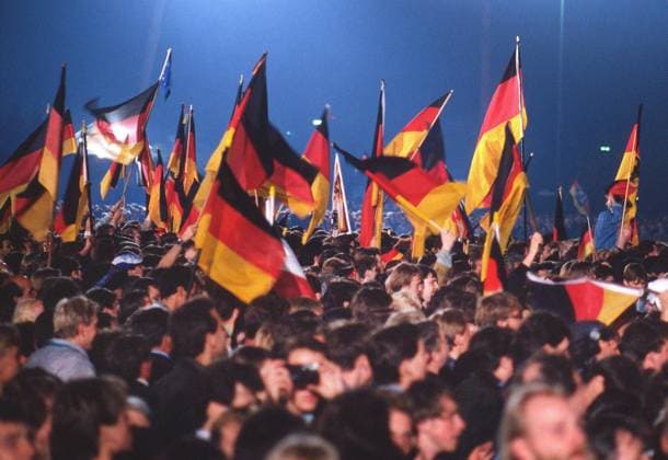 Fest der Einheit am 2./3.10.1990, Wiedervereinigungszeremonie vor dem Reichstag, um 0.00 wird unter dem Jubel der Zuschauer die Fahne der Einheit gehisst, Berlin, Deutschland, Europa Copyright: imageBROKER/ManfredxVollmer ibluta05852680.jpg