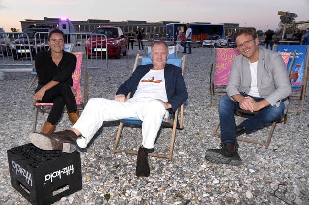 Bilder des Jahres 2020, Entertainment 08 August Entertainment Themen der Woche KW35 Julia Weigl, Ulrich Thomsen und Christoph Gröner bei der Premiere des Kinofilms Gutterbee beim Filmfest München Pop-Up im PopUp Autokino auf dem Zenith Parkplatz. München, 26.08.2020 *** Julia Weigl, Ulrich Thomsen and Christoph Gröner at the premiere of the feature film Gutterbee at Filmfest München Pop Up in the PopUp drive-in cinema at the Zenith parking lot Munich, 26 08 2020 Foto:xS.xAdamx xFuturexImage