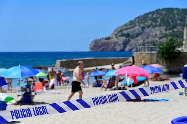 18.07.2020. Spanien, Baleraren, Mallorca. Camp de Mar. Ferienort im suedwesten der Insel. Die Balearenregierung hat fuer alle zur Eindaemmung der Pandemie eine Maskenpflicht im oeffentlichen Raum angeordnet. Ausnahmen sind Wanderungen in der Natur und Aufenthalt am Strand. Wenn Straende ueberfuellt sind, werden sie von den Behoerden fuer jedermann sichtbar abgesperrt. Blick auf ein polizeiliches Absperrband am Strand im Ort. Mallorcaurlaub waehrend der Coronakrise