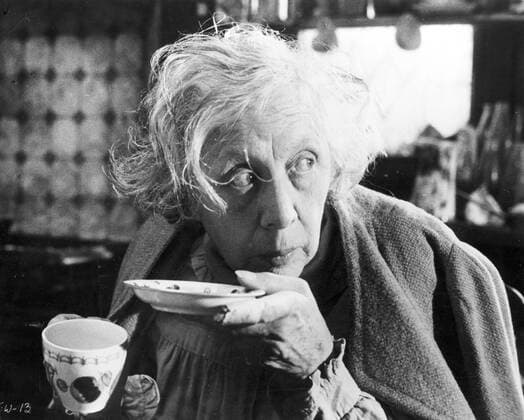 THE WHISPERERS DAME EDITH EVANS Date: 1967. Strictly editorial use only in conjunction with the promotion of the film. Credit line mandatory. This image is copyright of the film company and is supplied under the terms of issue as film still. No commercial or book cover use permitted without prior consent from the film company.  Mandatory credit line: Image courtesy SEVEN PINES Ronald Grant Archive Mary Evans