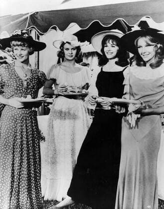 THE GROUP SHIRLEY KNIGHT, MARY ROBIN REDD, JESSICA WALTER, JOANNA PETTET Date: 1966. Strictly editorial use only in conjunction with the promotion of the film. Credit line mandatory. This image is copyright of the film company and is supplied under the terms of issue as film still. No commercial or book cover use permitted without prior consent from the film company.  Mandatory credit line: Image courtesy FAMARTISTS PRODUCTIONS SA Ronald Grant Archive Mary Evans
