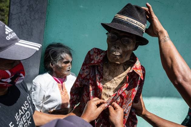 IMAGO Cultures of the world, Toraja Volk in Indonesien August 27, 2020, Nort Toraja, South sulawesi, Indonesia: Family members clean the preserved body of their relative during a traditional ritual called Manene in Pangala, Nort Toraja, South Sulawesi, Indonesia, Thursday, August 27th. The ritual is held every three years when family members gather to clean the graves and change the clothes of their deceased relatives to honor their spirits. The ritual is held before the planting season arrives. Nort Toraja Indonesia - ZUMAh421 20200827_zip_h421_001 Copyright: xHariandixHafidx