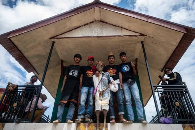 IMAGO Cultures of the world, Toraja Volk in Indonesien August 27, 2020, Nort Toraja, South sulawesi, Indonesia: Family members taking foto with preserved body of their relative during a traditional ritual called Manene in Panggala, Nort Toraja, South Sulawesi, Indonesia, Thursday, August 27th. The ritual is held every three years when family members gather to clean the graves and change the clothes of their deceased relatives to honor their spirits. The ritual is held before the planting season arrives. Nort Toraja Indonesia - ZUMAh421 20200827_zip_h421_010 Copyright: xHariandixHafidx