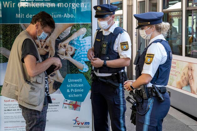 Wuerzburg, City, 27.08.2020, Kontrolle der Maskenpflicht im oeffentlichen Personennahverkehr Bild: Kontrolle der Maskenpflicht im oeffentlichen Personennahverkehr, auch an der Strassenbahnhaltestelle ist eine Mundschutzpflicht, Polizisten kontrollieren in den Strassenbahnen und an den Haltestellen die Einhaltung, es wurden mehrere Personen ohne Mundschutz angetroffen, die Polizisten nahmen die Personalien auf, auf diese Personen koennen nun mit einem Bussgeld in Hoehe von 250 Euro rechnen Copyright: HMBxMedia xHeikoxBecker