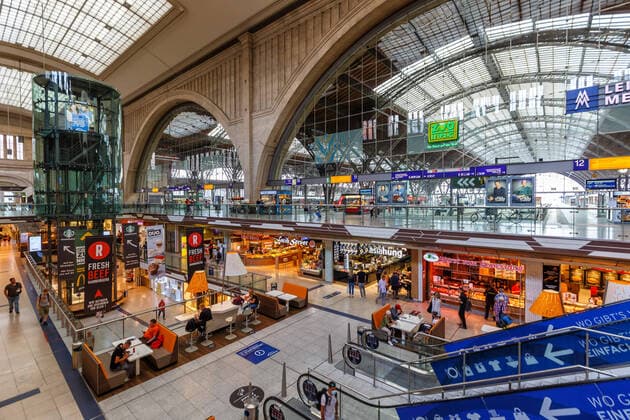 Bahnhof Leipzig Hauptbahnhof Hbf in Deutschland Deutsche Bahn DB Halle Läden Leipzig, Deutschland - 19. August 2020: Bahnhof Leipzig Hauptbahnhof Hbf Deutsche Bahn DB Halle Läden in Deutschland.