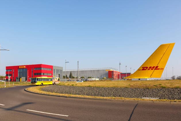 DHL Hub Flughafen Leipzig Halle LEJ Airport Flugzeug Seitenleitwerk Leipzig, Deutschland - 19. August 2020: DHL Hub Flughafen Leipzig Halle LEJ Airport Flugzeug Seitenleitwerk in Deutschland.