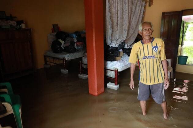 A man remains inside his flooded house due to the effects of the proximity of tropical storm Hernan, in Benito Juarez, Guerrero state, Mexico, 27 August 2020. Tropical storm Hernan, formed in the last hours in the Mexican Pacific, will generate heavy rains, even torrential, in several states of western Mexico, the National Meteorological Service (SMN) reported on Thursday. Tropical storm Hernan causes torrential rains in the Mexican Pacific !ACHTUNG: NUR REDAKTIONELLE NUTZUNG!  Copyright: xDavidxGuzmanx AME906 20200827-637341621452557462