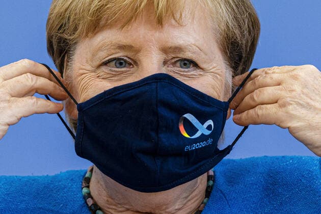 Bundespressekonferenz Bundeskanzlerin Angela Merkel, CDU, zieht nach einer Pressekonferenz eine Maske auf. Berlin, 28.08.2020 Berlin Deutschland