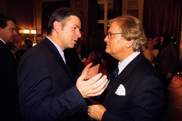 Schweizerische Botschaft 12.11.2001 Klaus Wowereit (SPD) + Dirigent Justus Frantz bei einem Empfang zum Davidoff-Gourmet-Festival in der Schweizer Botschaft, Otto-von-Bismarck-Allee 4A, Berlin - 12.11.2001 - *** Swiss Embassy 12 11 2001 Klaus Wowereit SPD conductor Justus Frantz at a reception for the Davidoff Gourmet Festival at the Swiss Embassy, Otto von Bismarck Allee 4A, Berlin 12 11 2001 XXX