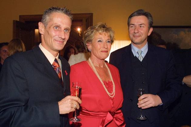 Schweizerische Botschaft 12.11.2001 Joern Kubicki + Sonia Davidoff Weintraub + Klaus Wowereit (SPD) bei einem Empfang zum Davidoff-Gourmet-Festival in der Schweizer Botschaft, Otto-von-Bismarck-Allee 4A, Berlin - 12.11.2001 - *** Swiss Embassy 12 11 2001 Joern Kubicki Sonia Davidoff Weintraub Klaus Wowereit SPD at a reception for the Davidoff Gourmet Festival at the Swiss Embassy, Otto von Bismarck Allee 4A, Berlin 12 11 2001 XXX