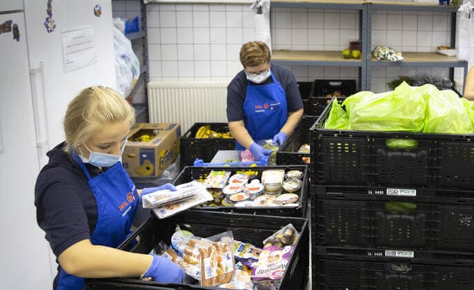 Ehrenamt. Freiwillige Helferinnen sortieren bei der Tafel Frankenthal des Malteser Hilfsdienstes e.V. Lebensmittel, die in Supermaerkten nicht verkauft werden konnten. Die Lebensmittel werden an beduerftige Menschen weiter gegeben, Frankenthal, 24.08.2020. Frankenthal Deutschland *** Volunteer helpers at Tafel Frankenthal of Malteser Hilfsdienst e V sort food that could not be sold in supermarkets The food is given to needy people, Frankenthal, 24 08 2020 Frankenthal Germany Copyright: xUtexGrabowsky photothek.netx