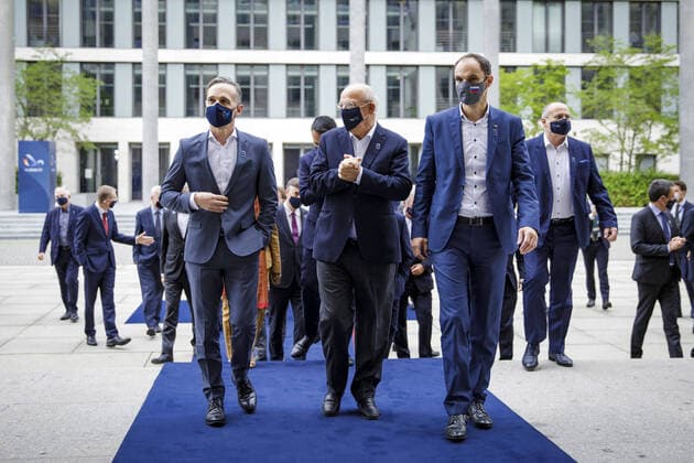 Bilder des Jahres 2020, News 08 August News Themen der Woche KW35 News Bilder des Tages Heiko Maas, Bundesaussenminister, (L) Augusto Santos Silva, Aussenminister von Portugal, (Mitte) und Anze Logar, Aussenminister von Slowenien, (R) aufgenommen im Rahmen eines Gymnich-Treffens der EU - AussenministerInnen im Auswaertigen Amt in Berlin, 28.08.2020. Berlin Deutschland *** Heiko Maas, Federal Minister of Foreign Affairs, L Augusto Santos Silva, Foreign Minister of Portugal, Mitte and Anze Logar, Foreign Minister of Slovenia, R recorded at a Gymnich meeting of EU Foreign Ministers at the Federal Foreign Office in Berlin, 28 08 2020 Berlin Germany Copyright: xJaninexSchmitz photothek.netx