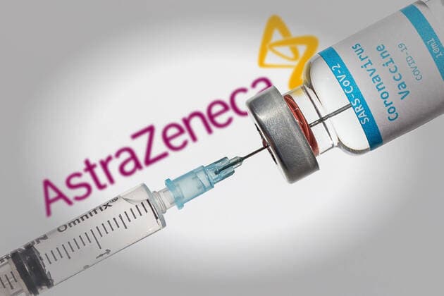 25.08.2020, Impfstoff, Symbolbild Bildmontage, Pharmafirma Astrazeneca, Pharmakonzern, der 1999 aus der schwedischen Astra AB und der britischen Zeneca PLC. 25.08.2020, Impfstoff 25.08.2020, Impfstoff