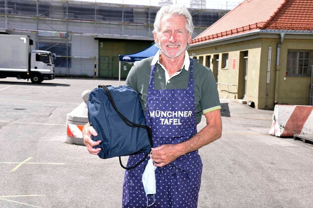 Bilder des Jahres 2020, Entertainment 08 August Entertainment Themen der Woche KW35 Entertainment Bilder des Tages Paul Breitner bei der Übergabe von Schulstart-Spenden der Firma Amazon an 2300 sozial benachteiligte Kinder an der Münchner Tafel in der Großmarkthalle. München, 28.08.2020 *** Paul Breitner at the presentation of Schulstart Donations from Amazon to 2300 socially disadvantaged children at the Münchner Tafel in the Grossmarkthalle Munich, 28 08 2020 Foto:xS.xAdamx xFuturexImage