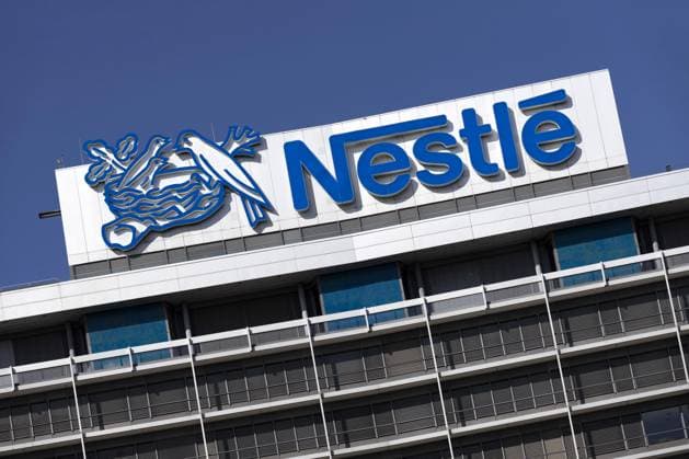 Nestlé-Logo (Nestle) auf dem Dach der Deutschlandzentrale der NestlÃ Deutschland AG. Der Nahrungsmittelriese Nestle verkauft seine chinesische Wassersparte an die Tsingtao Brewery Group. Frankfurt, 27.08.2020 *** NestlÃ logo on the roof of the German headquarters of NestlÃ Deutschland AG Food giant Nestle sells its Chinese water division to the Tsingtao Brewery Group Fankfurt, 27 08 2020 Foto:xC.xHardtx xFuturexImage