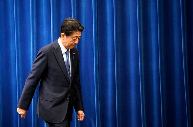 Bilder des Jahres 2020, News 08 August News Themen der Woche KW35 News Bilder des Tages (200829) -- BEIJING, Aug. 29, 2020 -- Japanese Prime Minister Shinzo Abe leaves after a press conference in Tokyo, Japan, Aug. 28, 2020. Japanese Prime Minister Shinzo Abe said at a press conference Friday that he would step down from his post due to health concerns. ( Pool via Xinhua) XINHUA PHOTOS OF THE DAY FranckxRobichon 